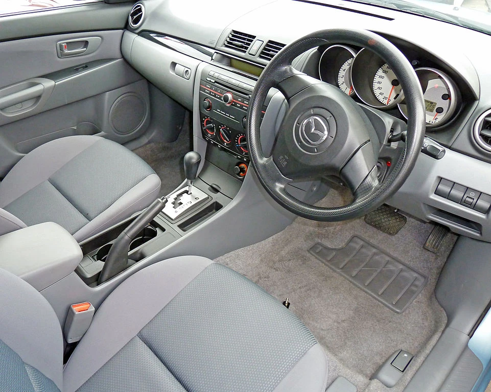 Mazda 3 BK interior autodrivel