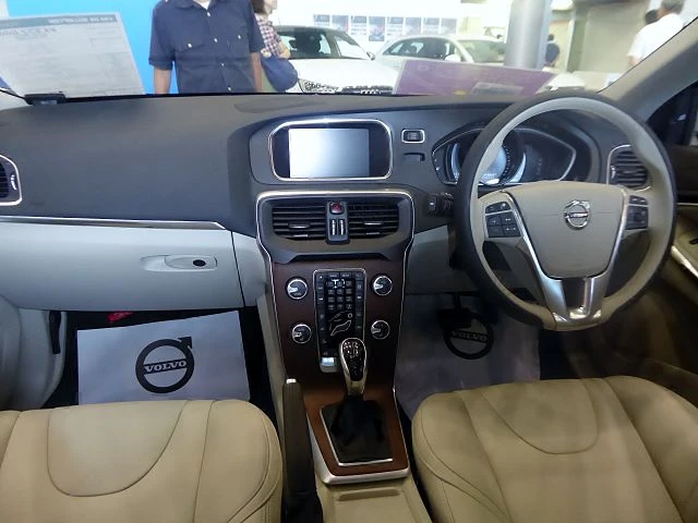 VOlvo V40 interior autodrivel