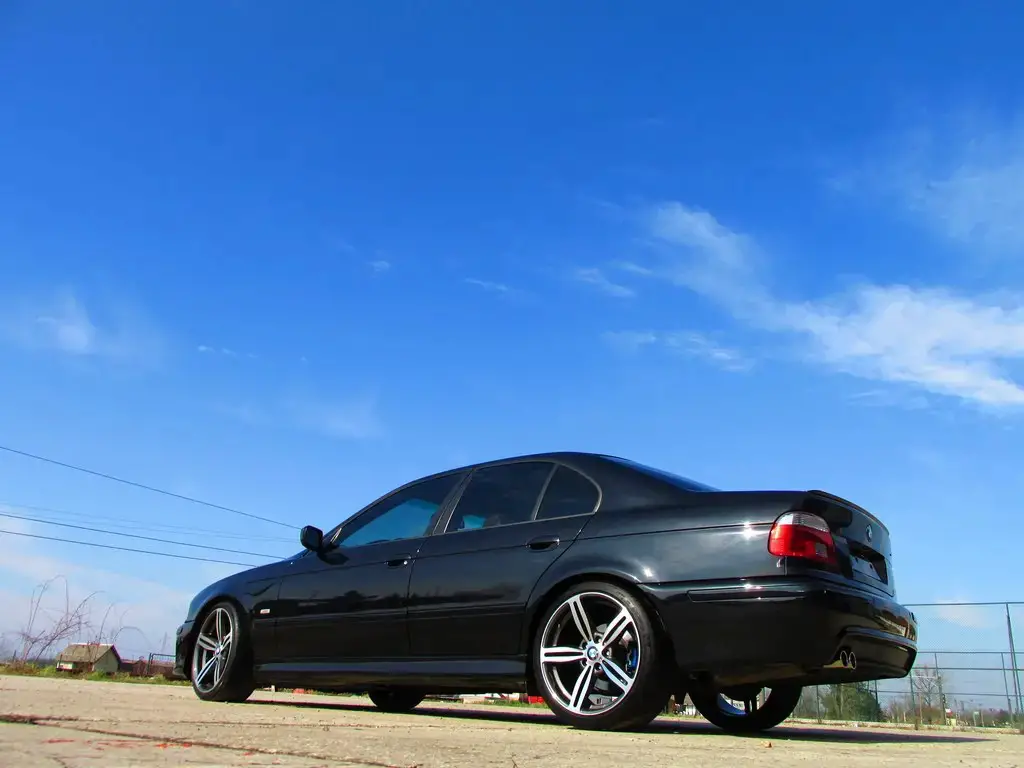 BMW 5 Series E39 side rear almostcarreviews