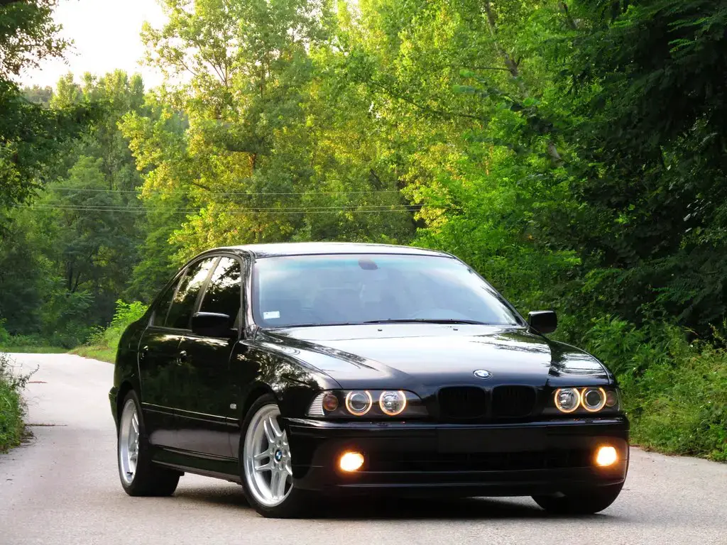 BMW 5 Series E39 front almostcarreviews