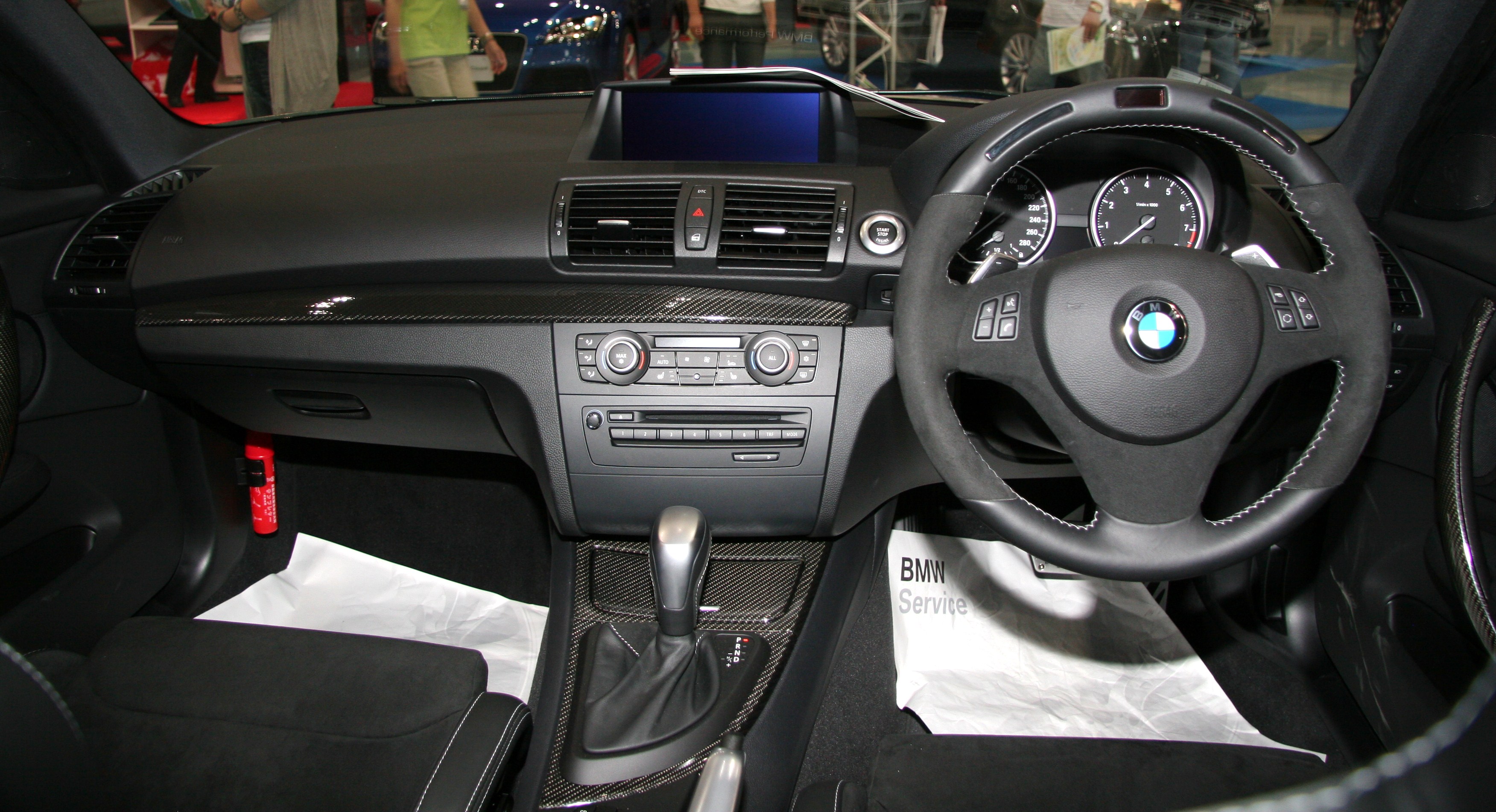 BMW Seria 1 E87 interior almostcarreviews