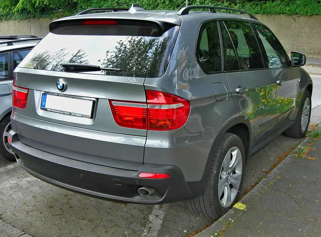 BMW X5 E70 rear almostcarreviews