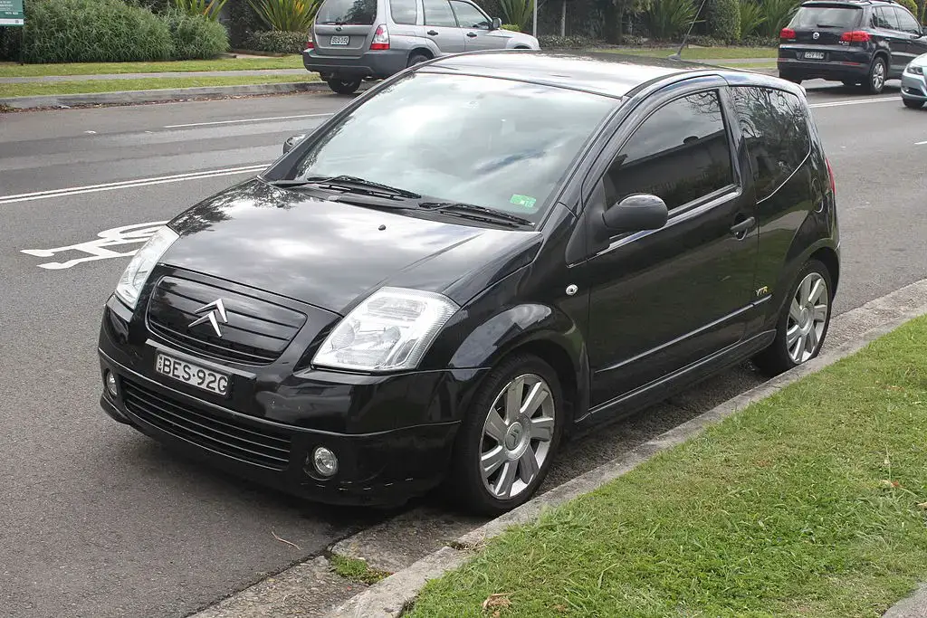 Citroen C2 side front almostcarreviews