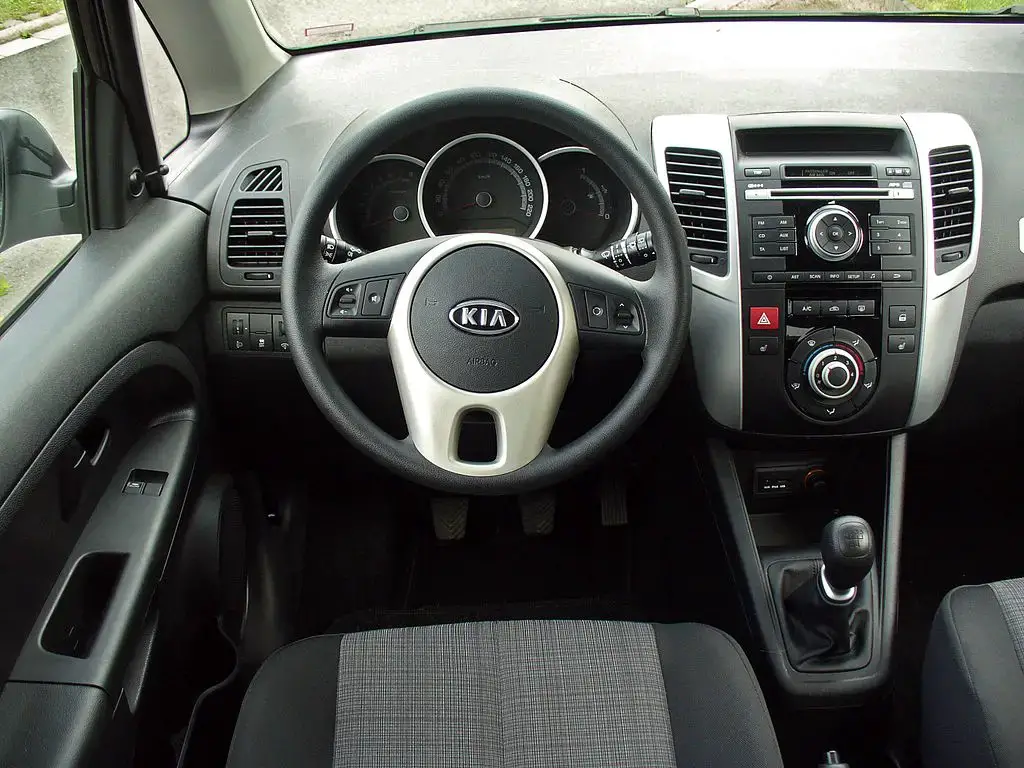 Kia Venga interior almostcarreviews