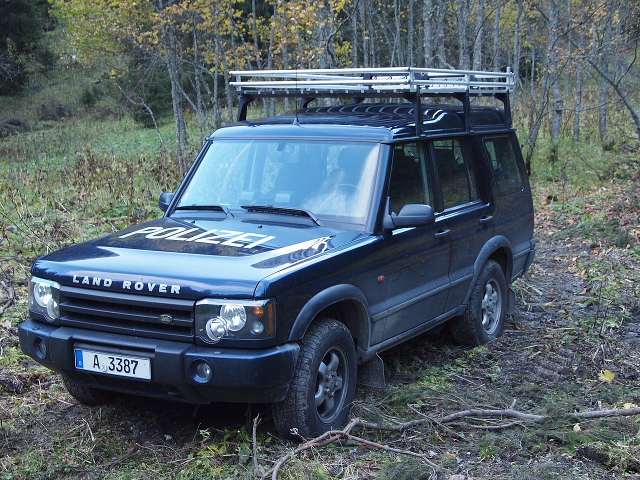 Land Rover Discovery L318 offroad almostcarreviews