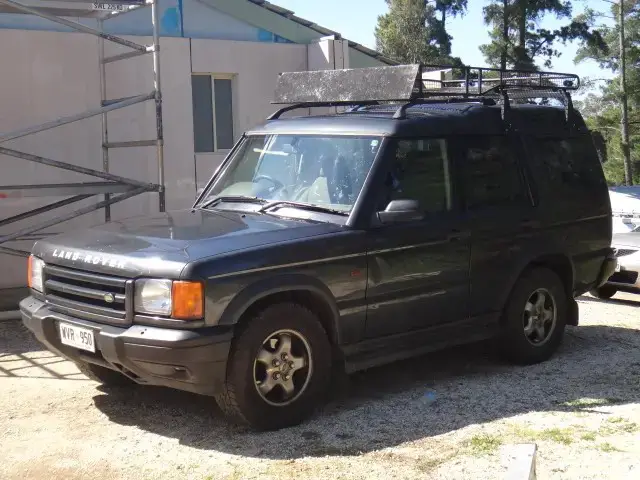 Land Rover Discovery L318 side front almostcarreviews