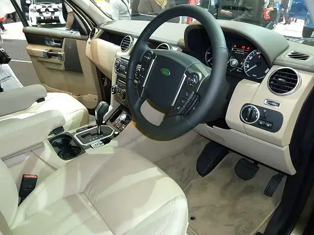 Land Rover Discovery LR4 interior almostcarreviews