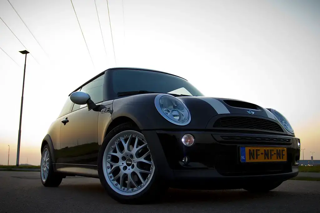 Mini Cooper R53 front almostcarreviews