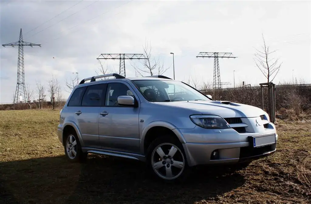 Mitsubishi Outlander CU side big almostcarreviews