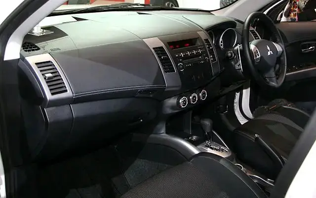 Mitsubishi Outlander CW interior almostcarreviews