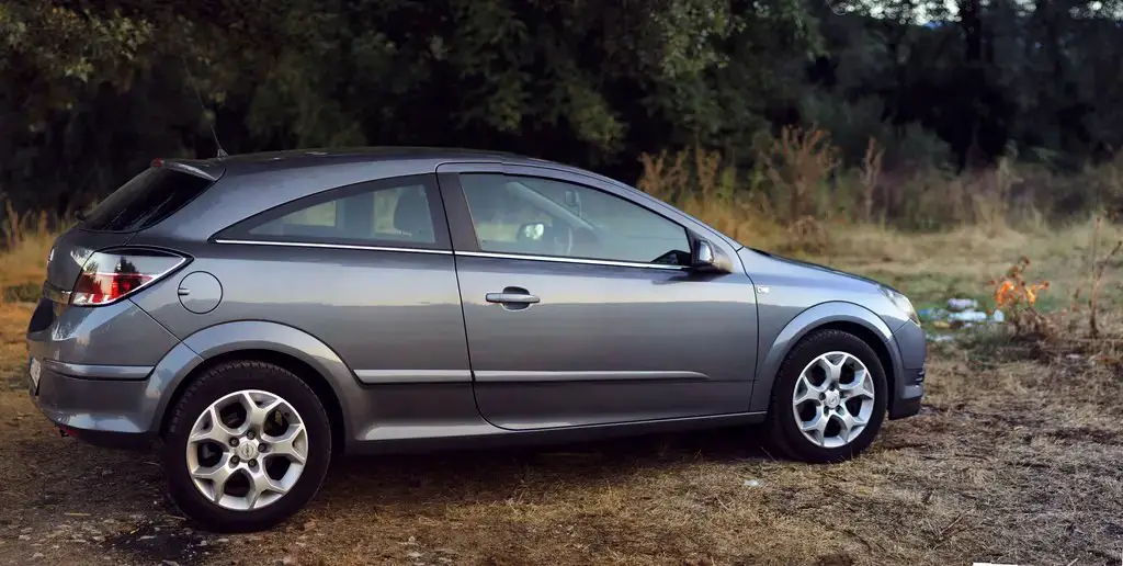 Opel Astra H rear side almostcarreviews