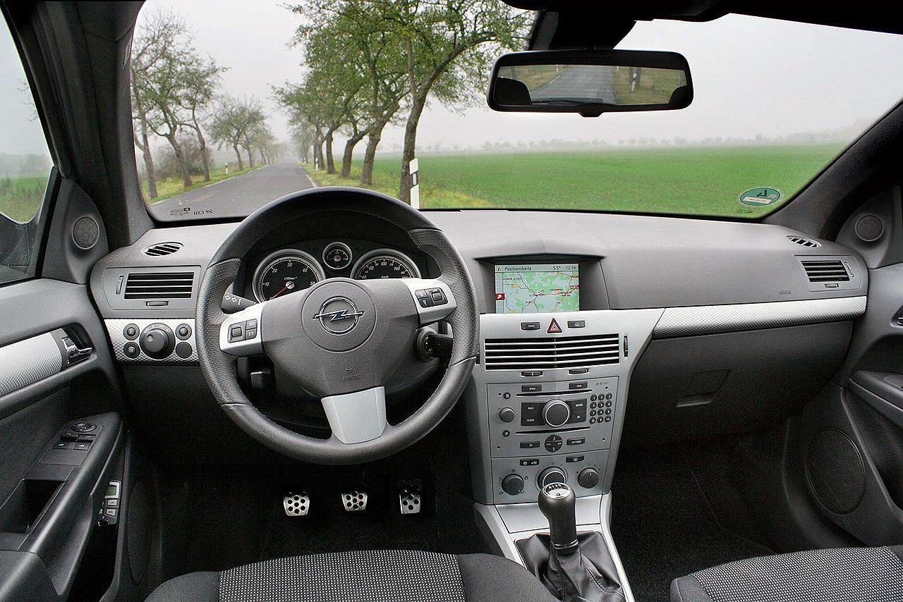 Opel Astra H interior almostcarreviews