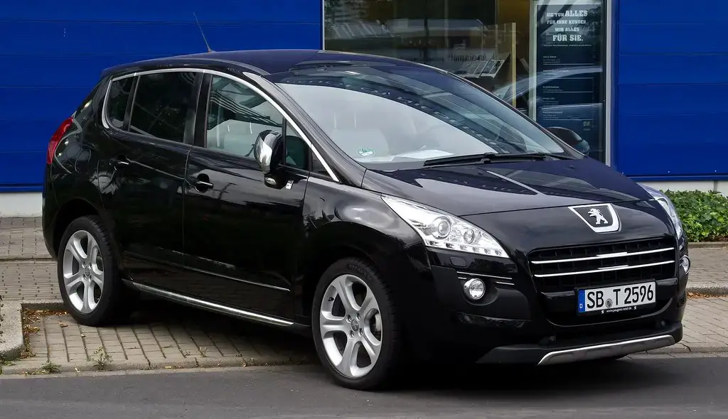 Peugeot 3008 T84 front side almostcarreviews