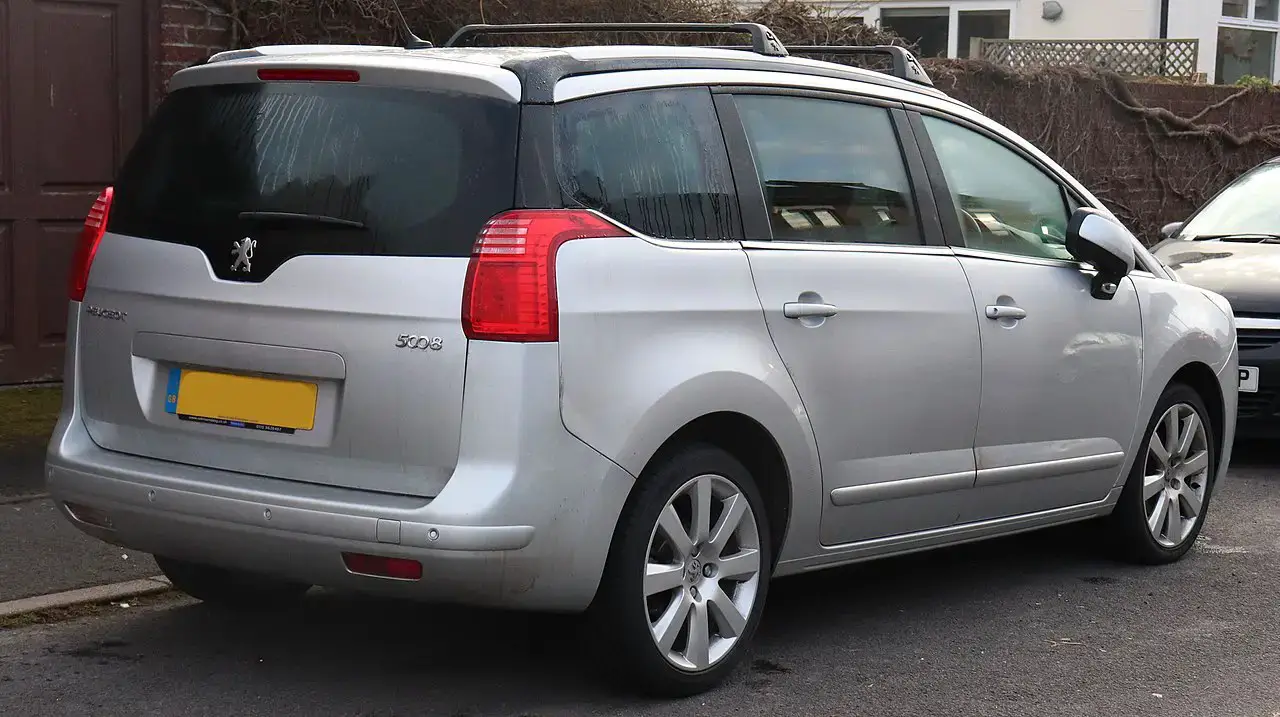 Peugeot 5008 T8 rear almostcarreviews