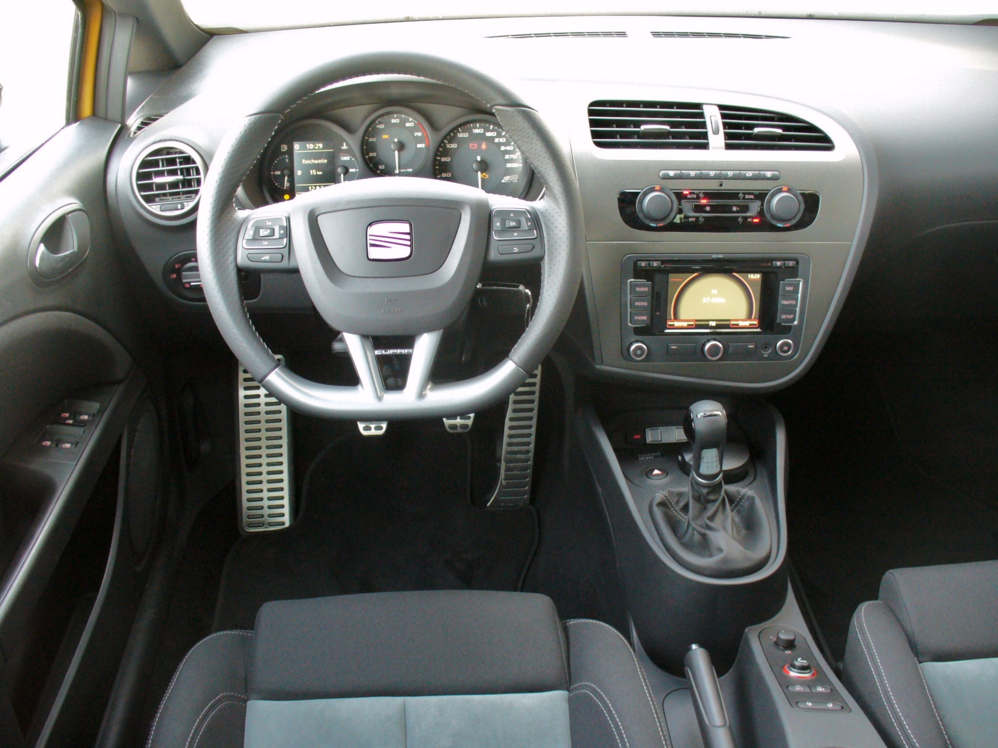 Seat Leon 1P interior v2 almostcarreviews