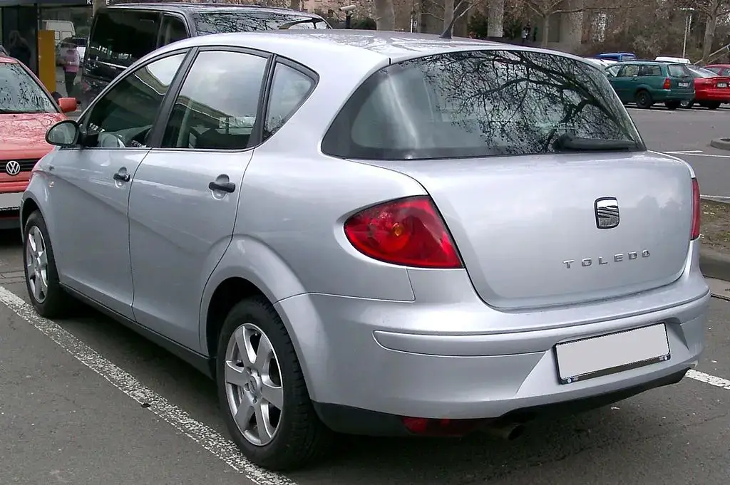 Seat Toledo 5P rear side almostcarreviews