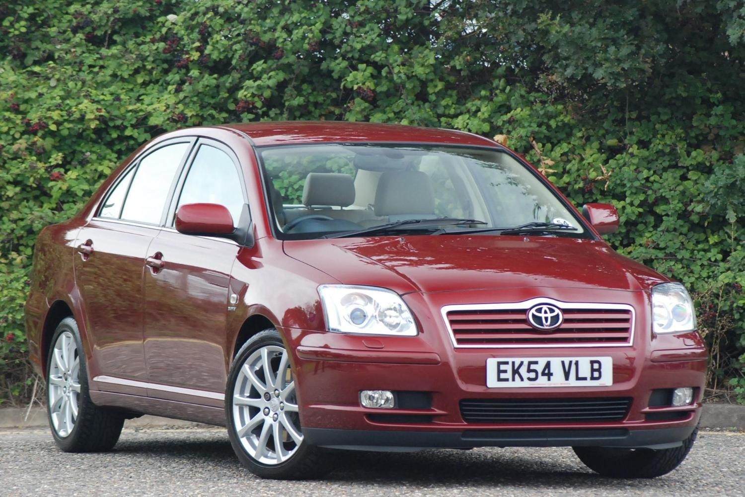 Toyota Avensis T250 front almostcarreviews