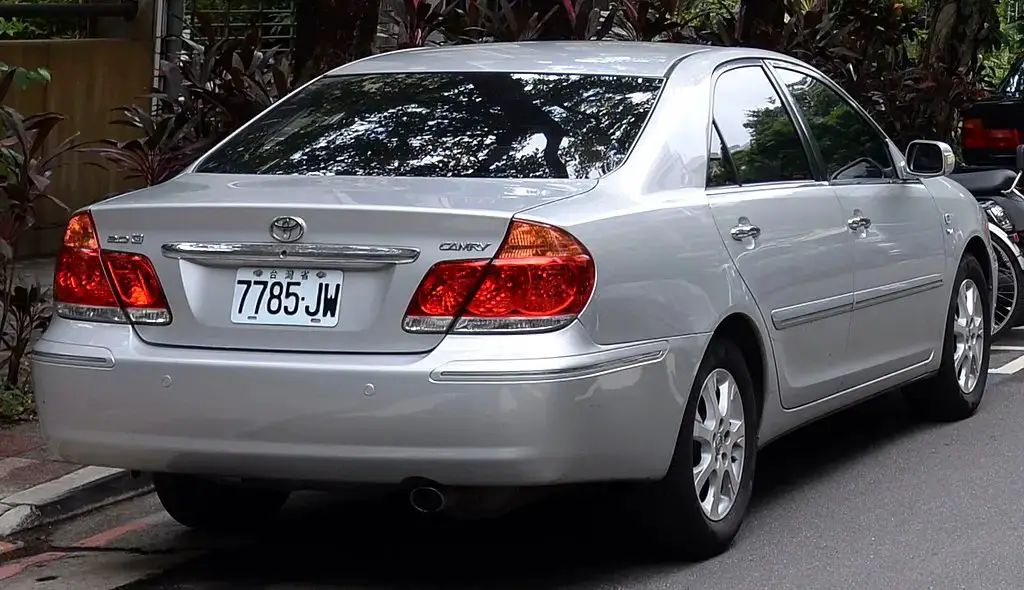 Toyota Camry XV30 rear almostcarreviews